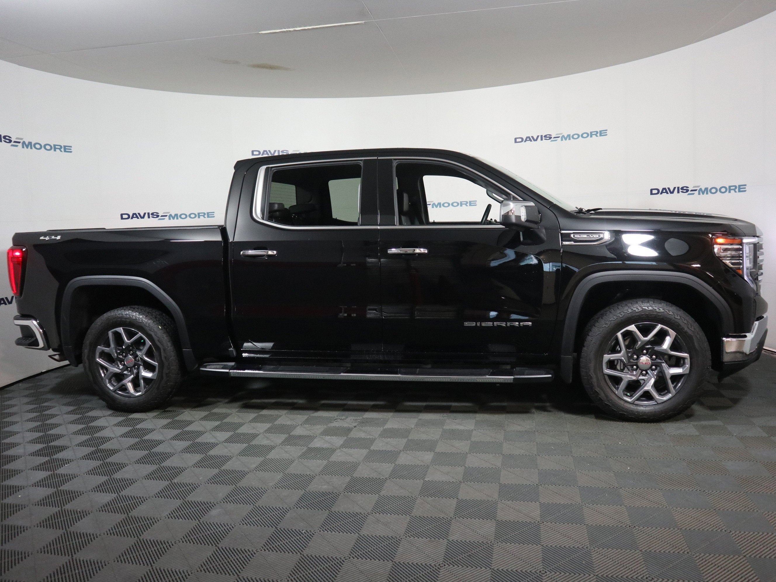 2024 GMC Sierra 1500 SLT Crew Cab 4WD