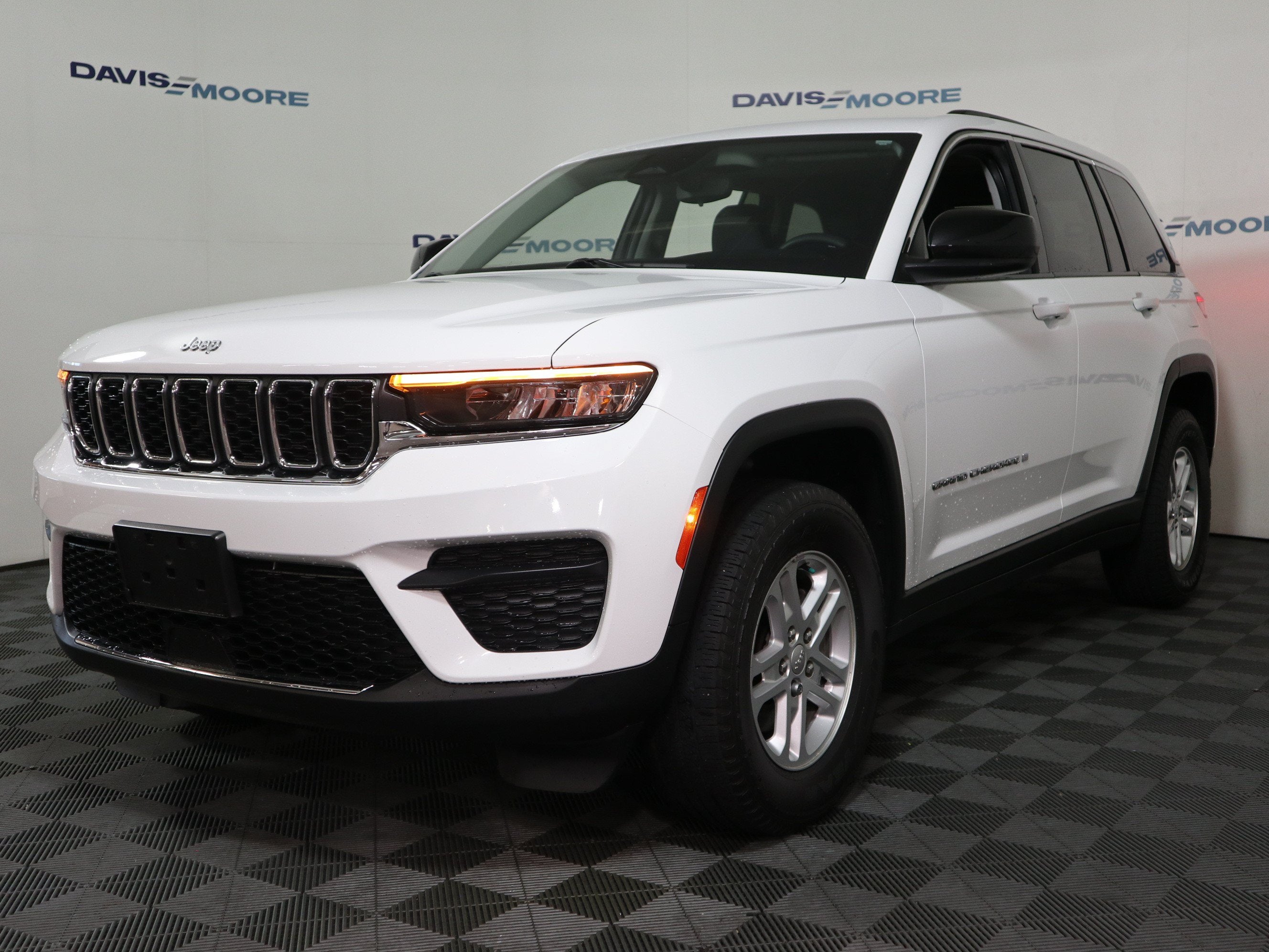 2023 Jeep Grand Cherokee Laredo 4x2