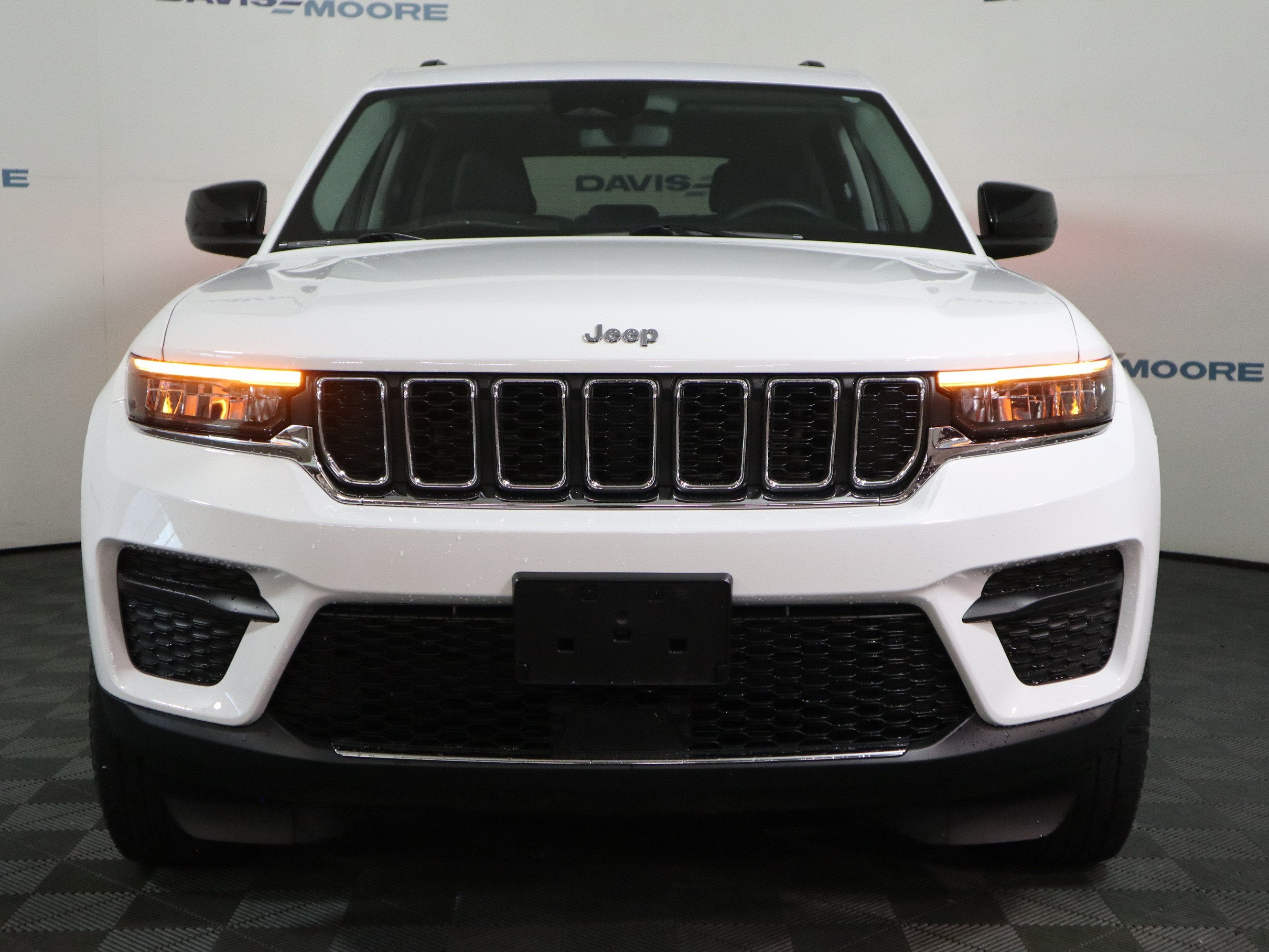2023 Jeep Grand Cherokee Laredo 4x2