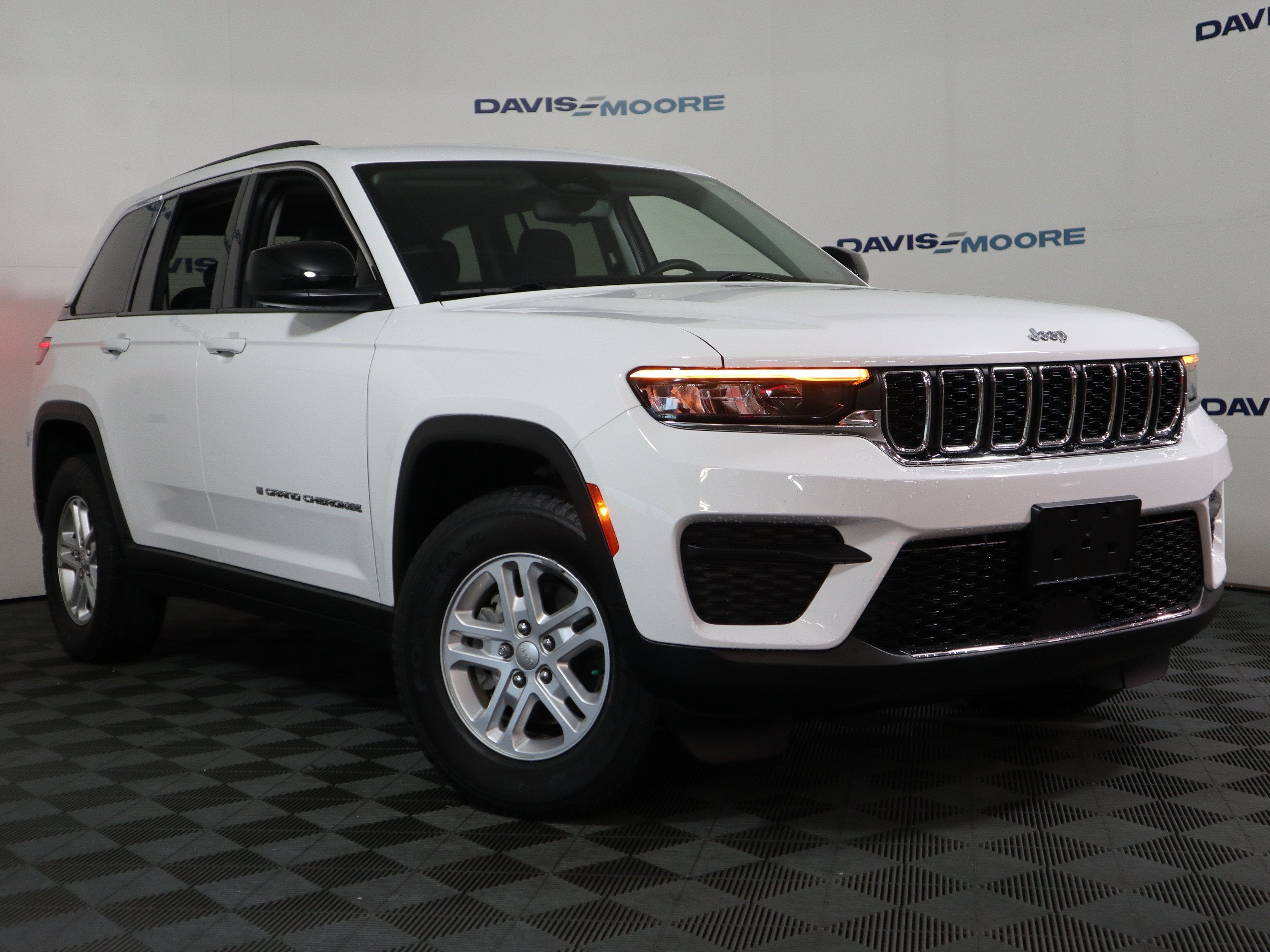 2023 Jeep Grand Cherokee Laredo 4x2