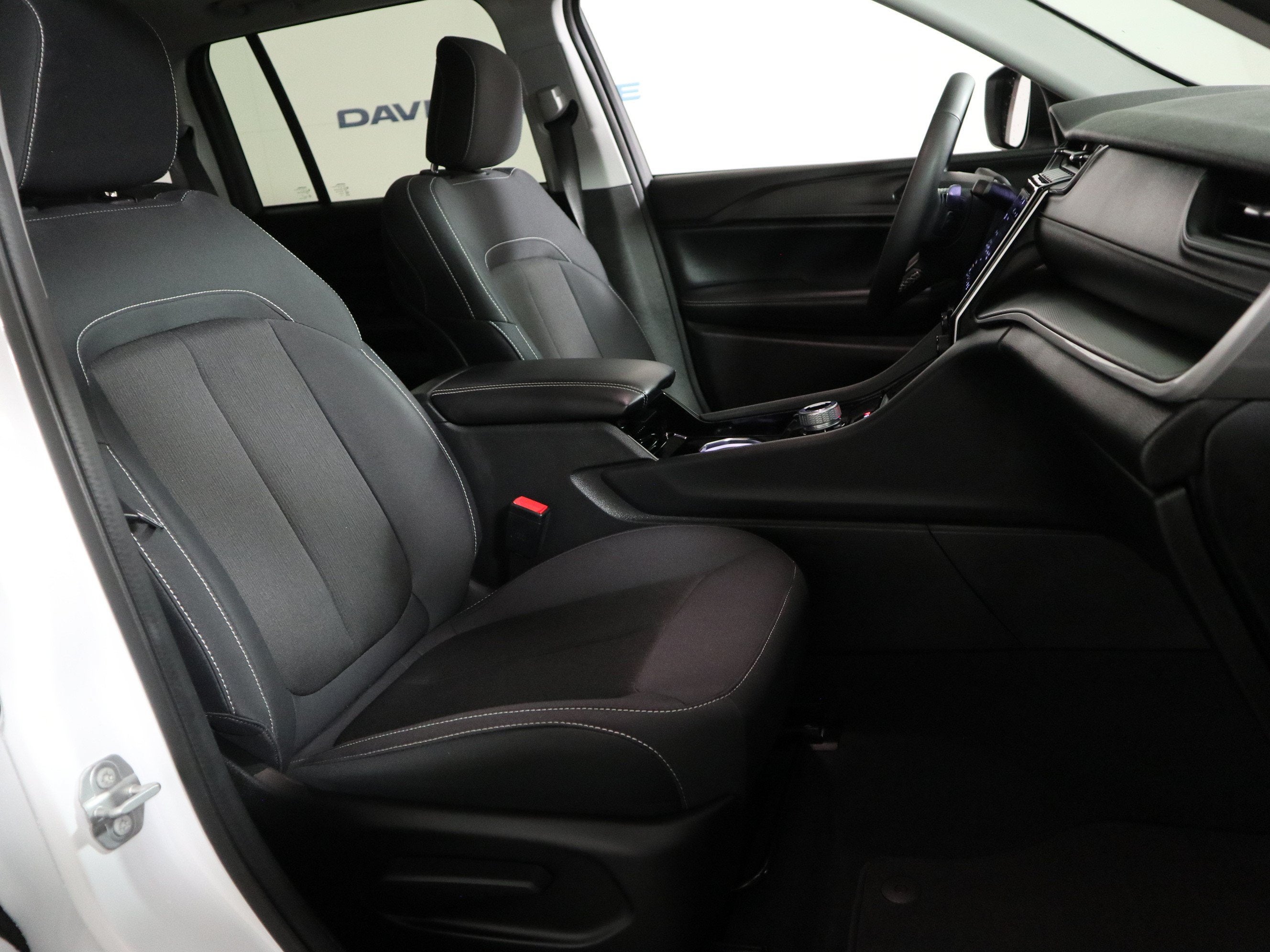 2023 Jeep Grand Cherokee Laredo 4x2