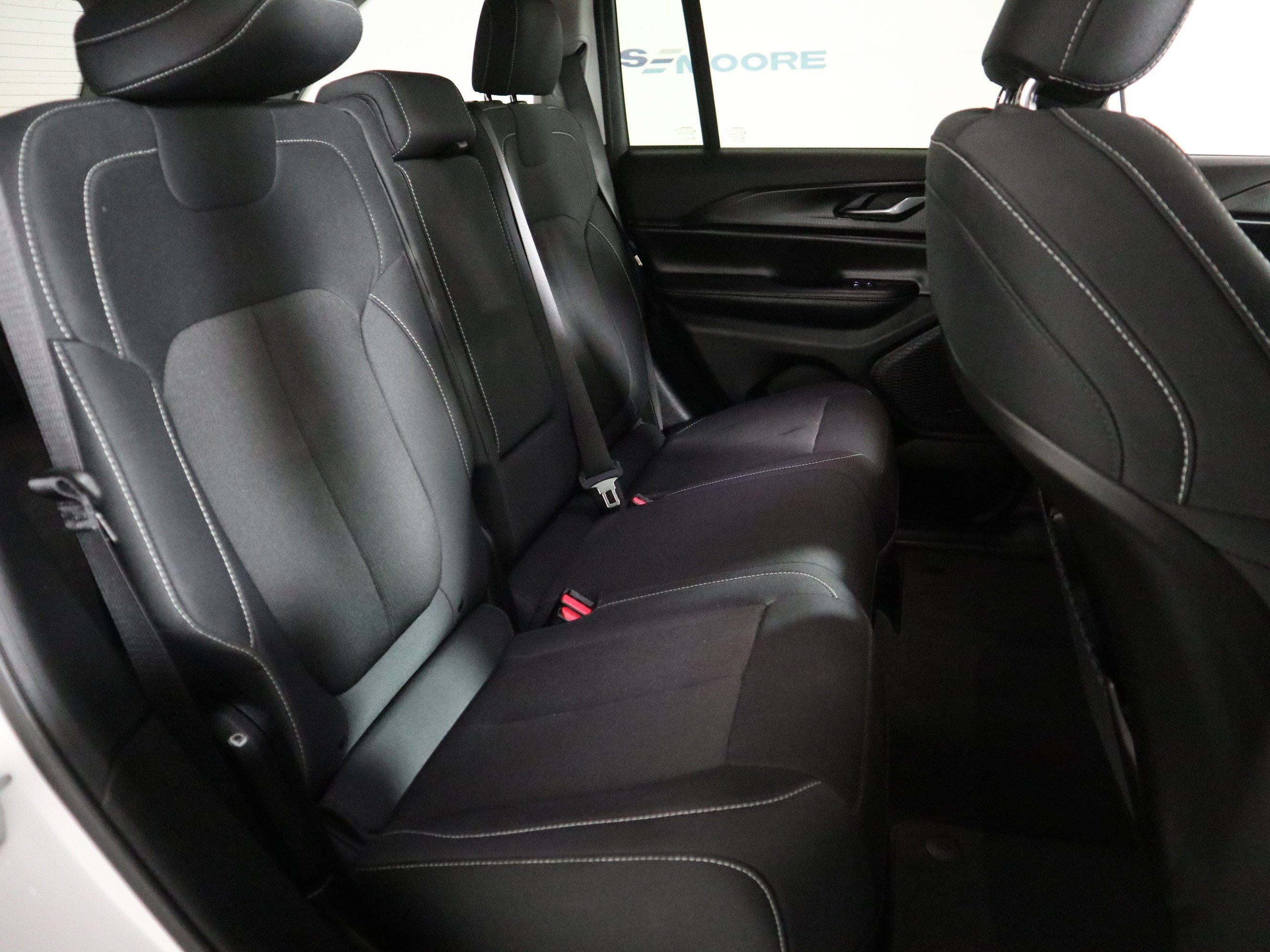 2023 Jeep Grand Cherokee Laredo 4x2