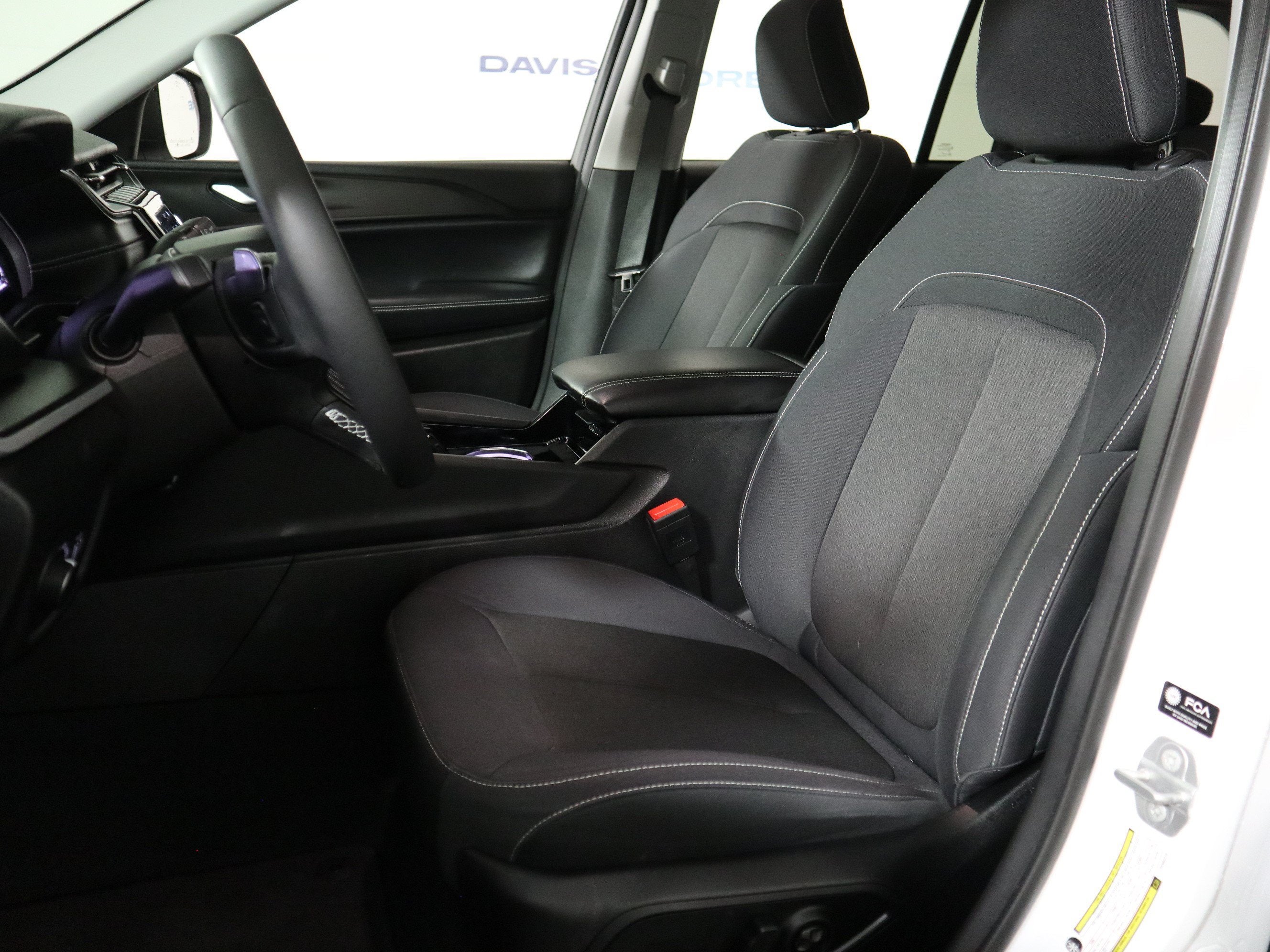2023 Jeep Grand Cherokee Laredo 4x2