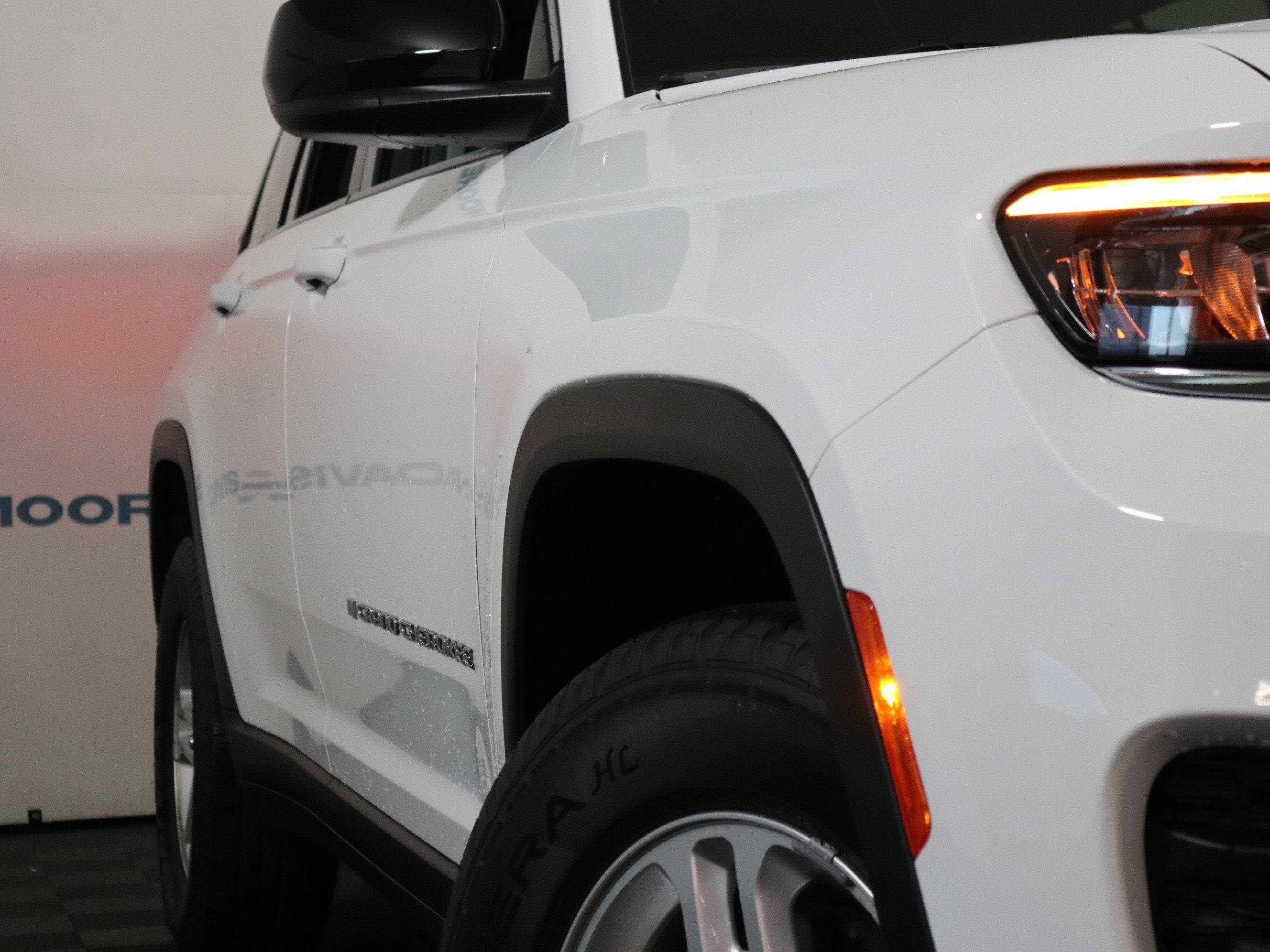 2023 Jeep Grand Cherokee Laredo 4x2