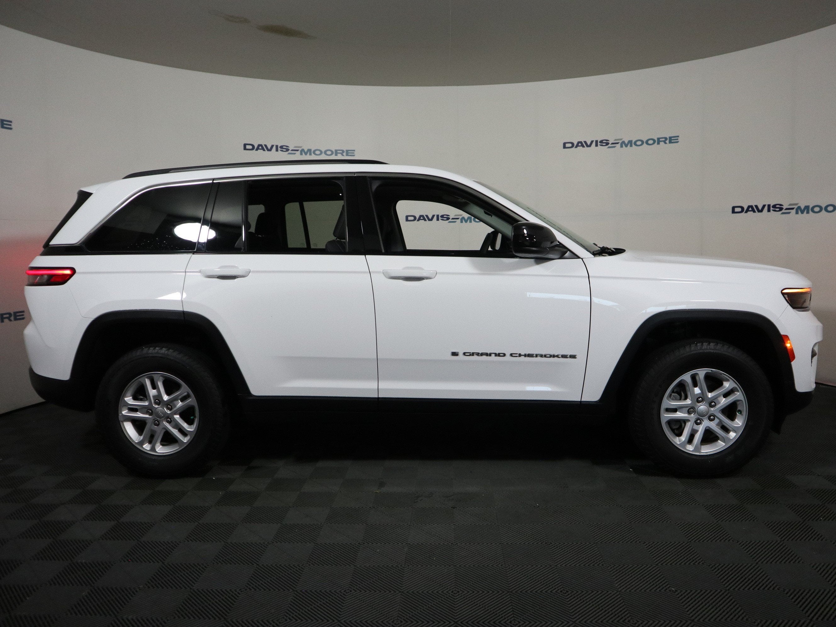 2023 Jeep Grand Cherokee Laredo 4x2