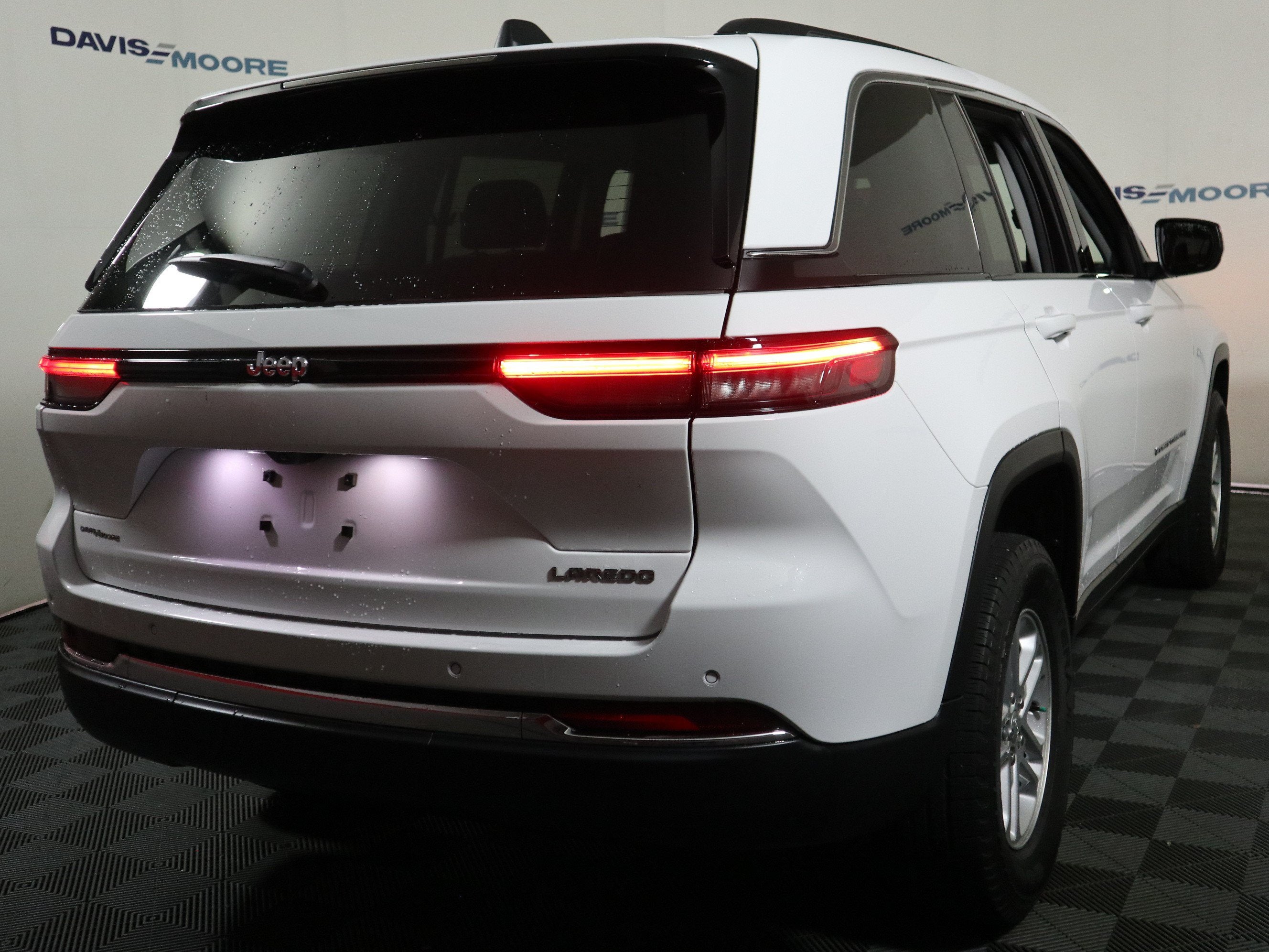 2023 Jeep Grand Cherokee Laredo 4x2
