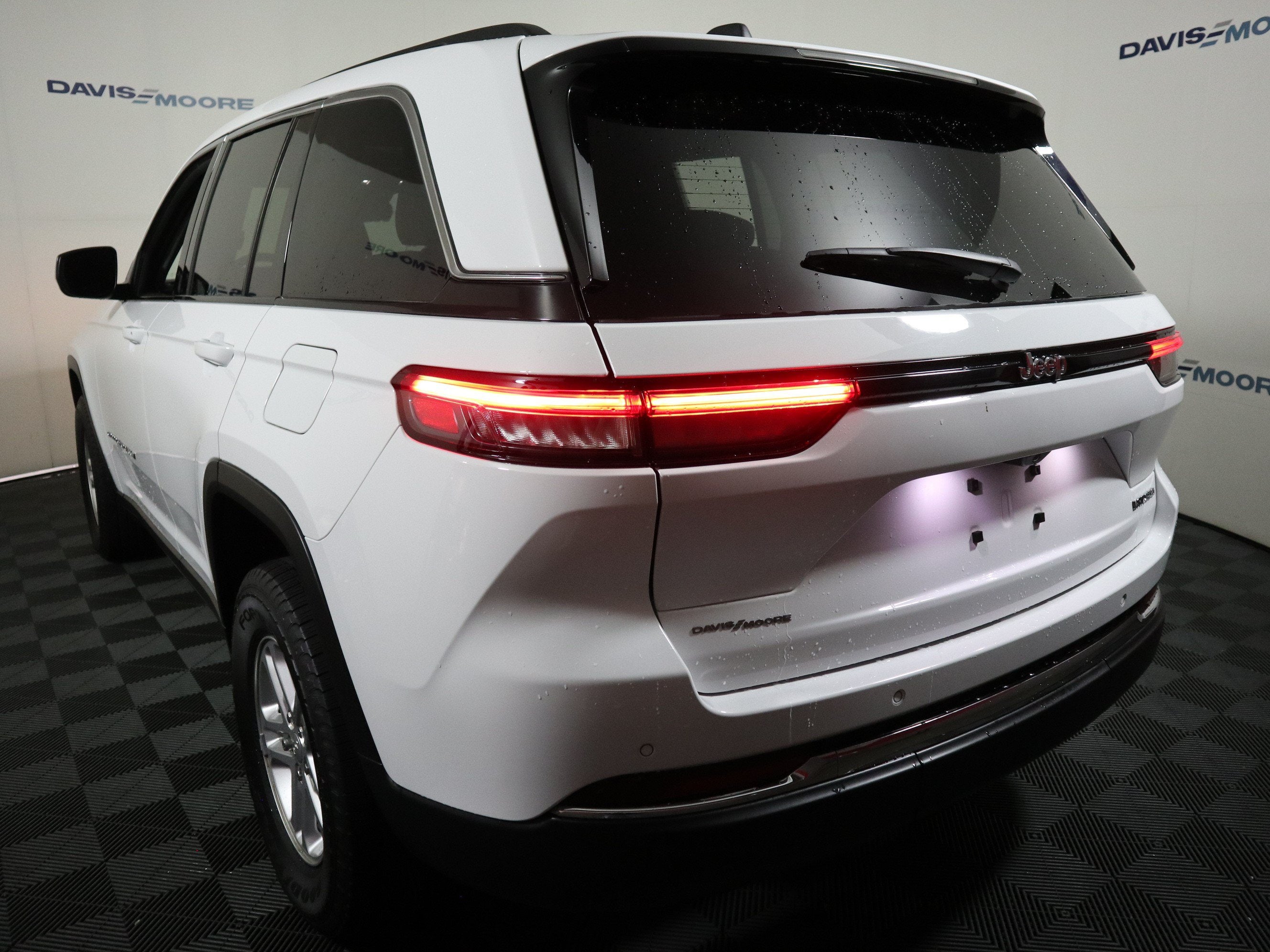 2023 Jeep Grand Cherokee Laredo 4x2