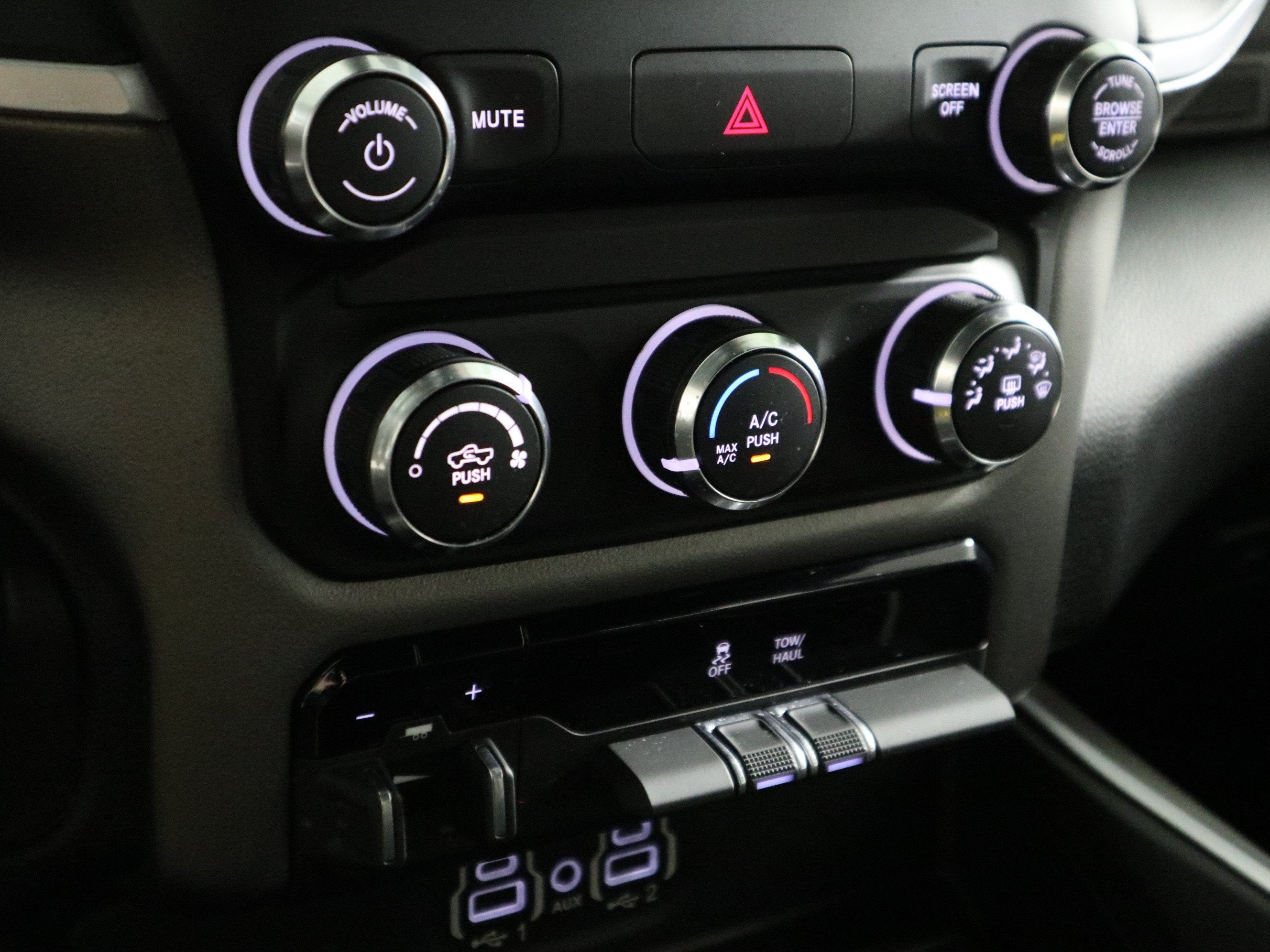 2020 RAM 1500 Big Horn Crew Cab 4x4 5'7" Box