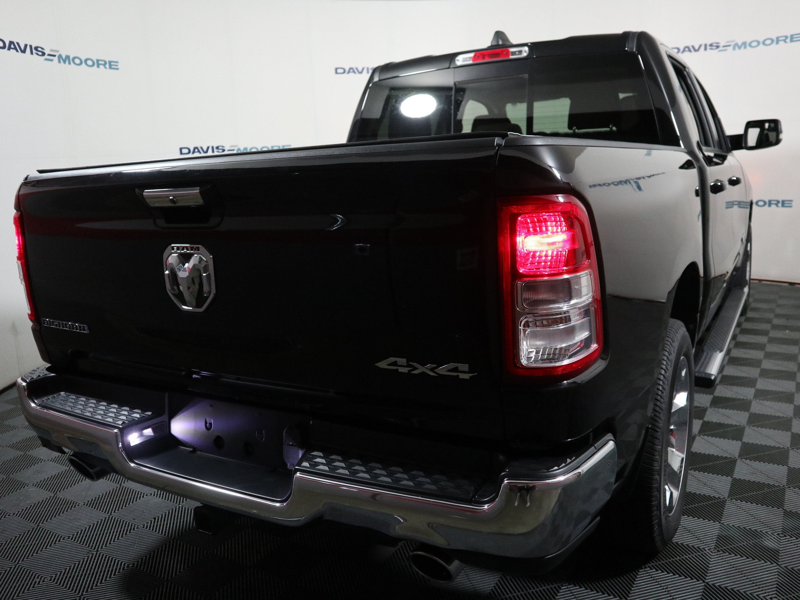 2020 RAM 1500 Big Horn Crew Cab 4x4 5'7" Box