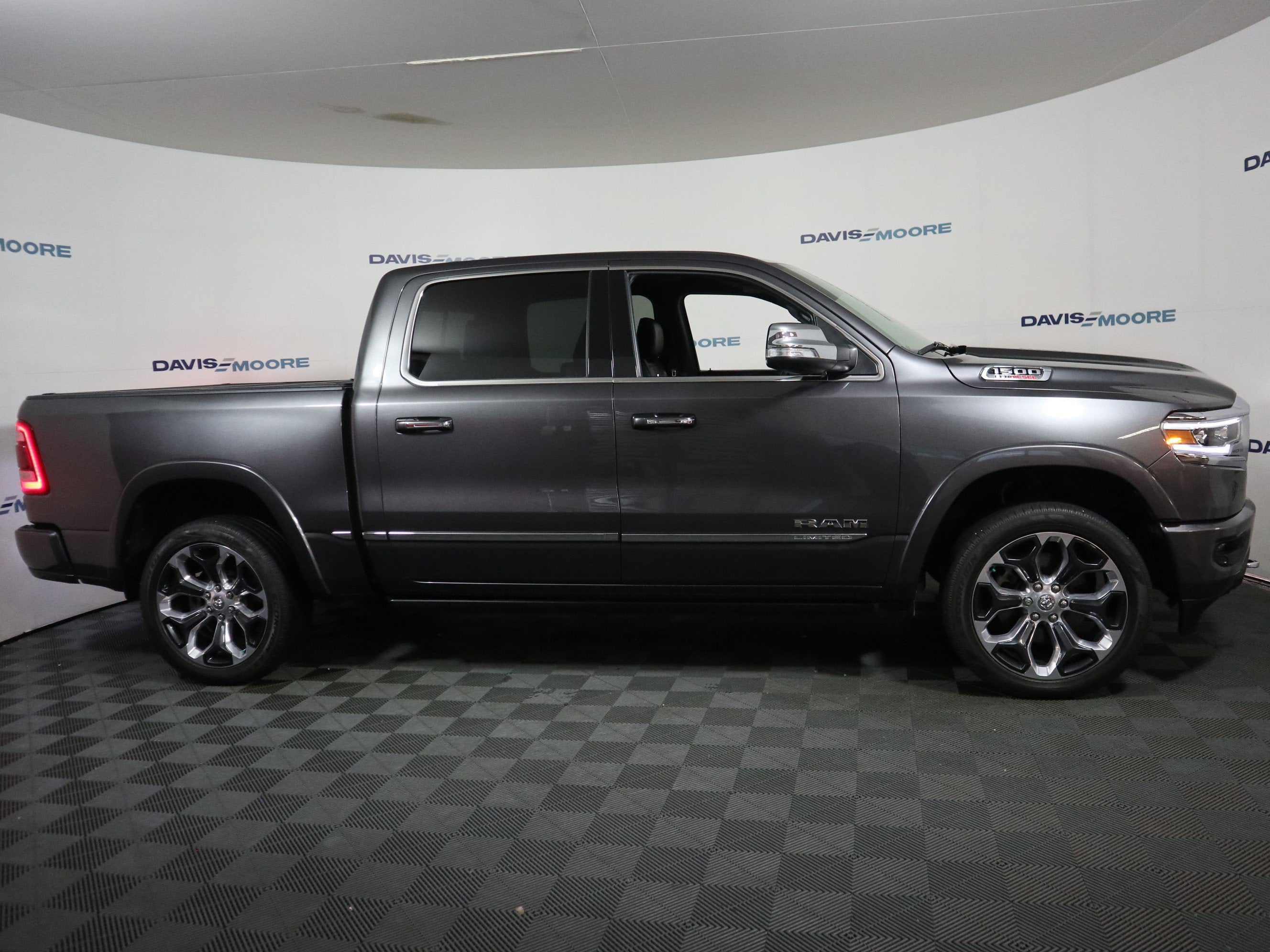 2022 RAM 1500 Limited Crew Cab 4x4 5'7" Box
