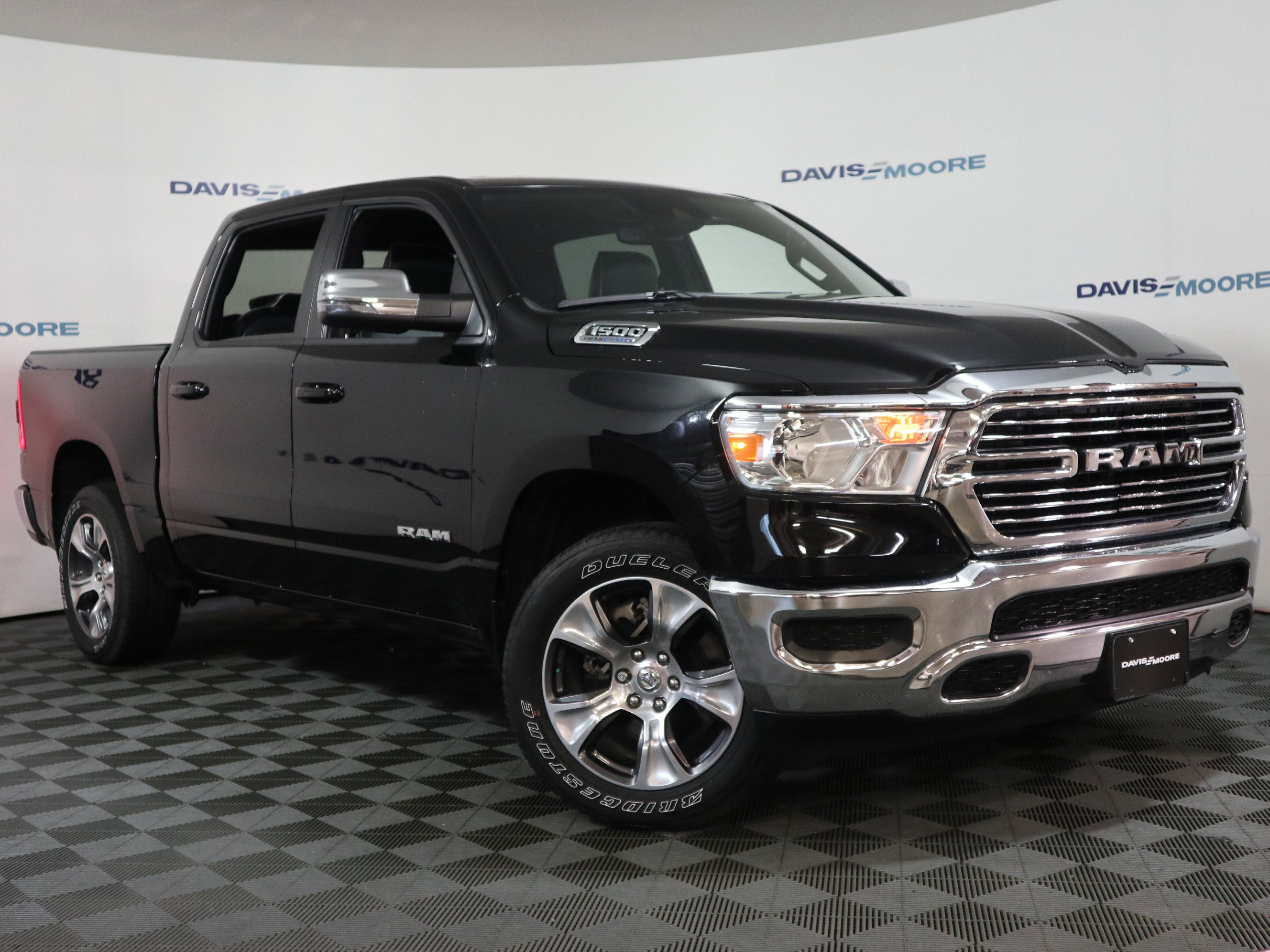 2023 RAM 1500 Laramie Crew Cab 4x4 5'7" Box