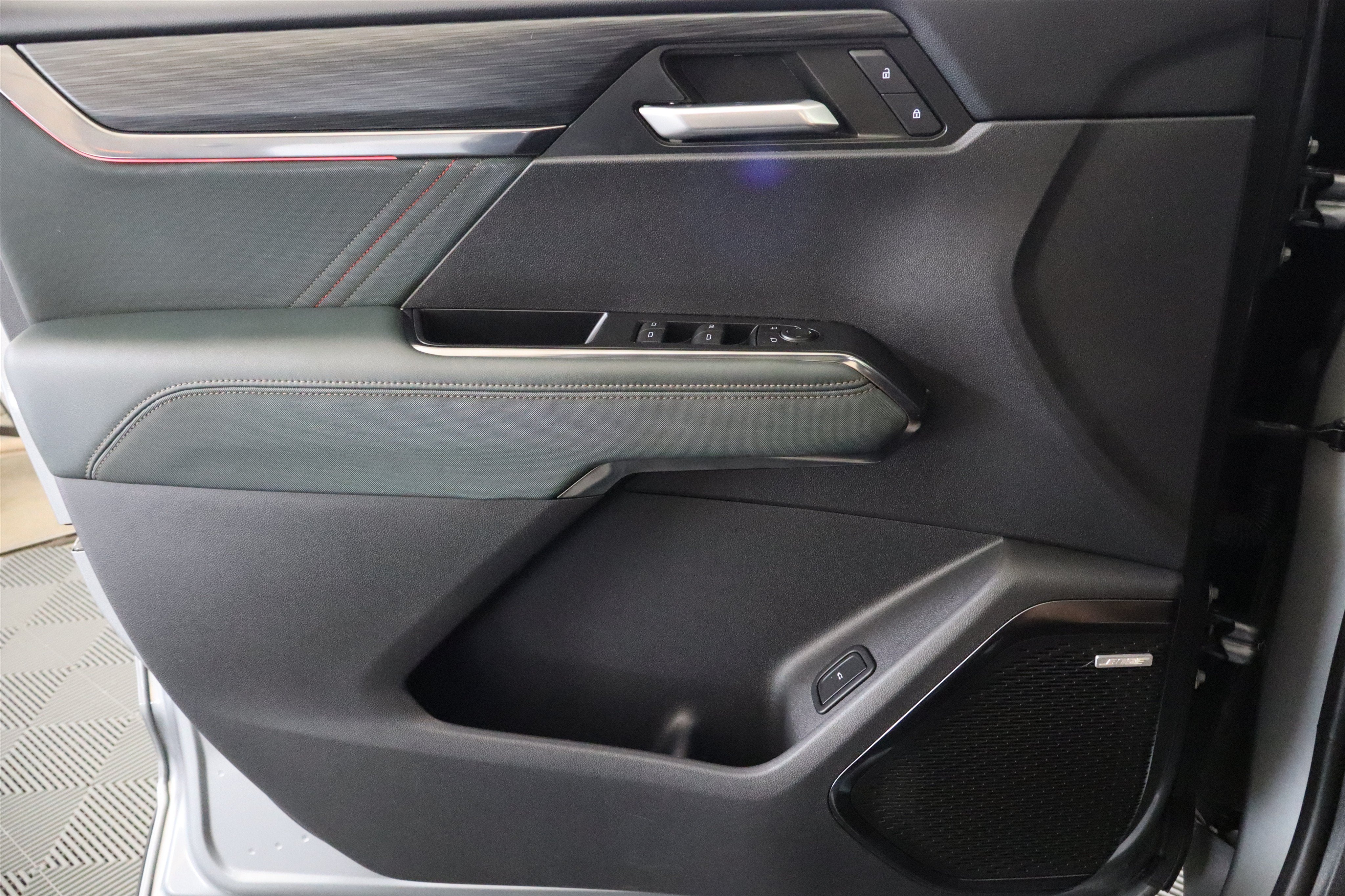 2024 GMC Acadia AT4