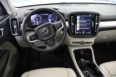 2022 Volvo XC40 Momentum