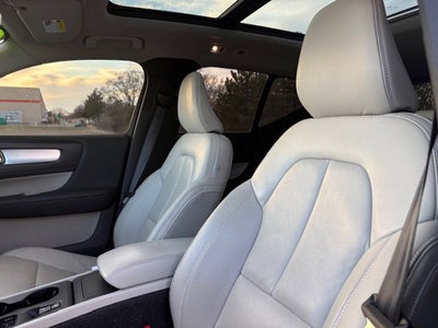 2022 Volvo XC40 Momentum