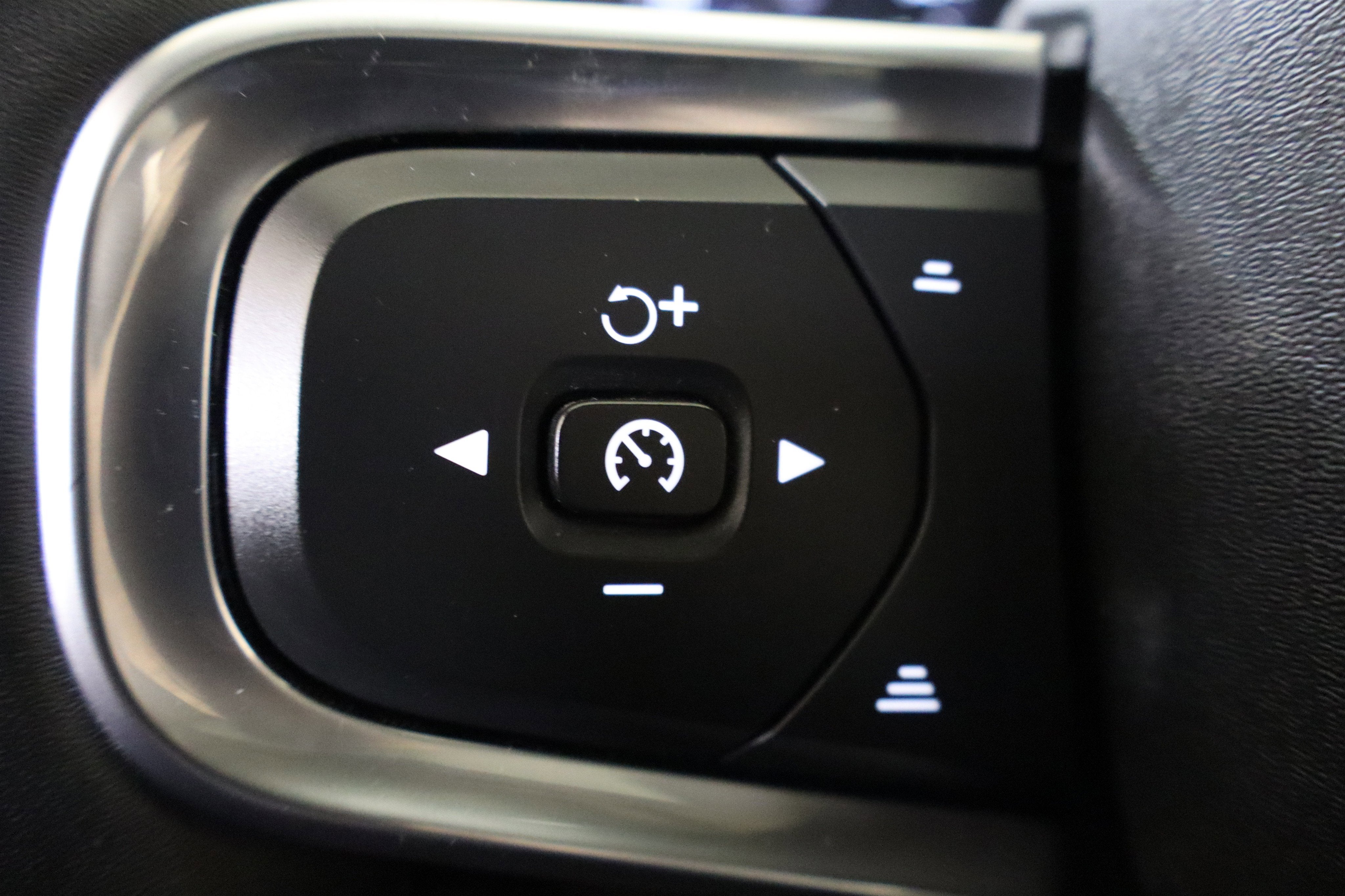 2022 Volvo XC40 Momentum